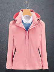 Giacca softshell rosa da donna con cappuccio, chiusura zip, su gruccia. Ideale per outdoor, impermeabile e antivento. Elegante e funzionale.
