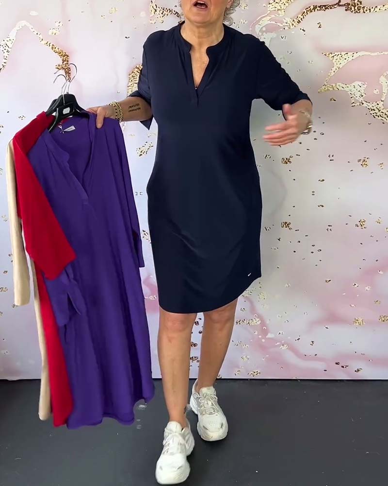 Donna in abito nero casual, tiene abiti colorati su grucce. Sfondo decorativo. Moda femminile, abbigliamento casual, shopping online.