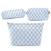 Set di tre beauty case a scacchi blu e bianchi, design elegante e pratico, ideale per viaggi e organizzazione cosmetici. Accessori moda donna.