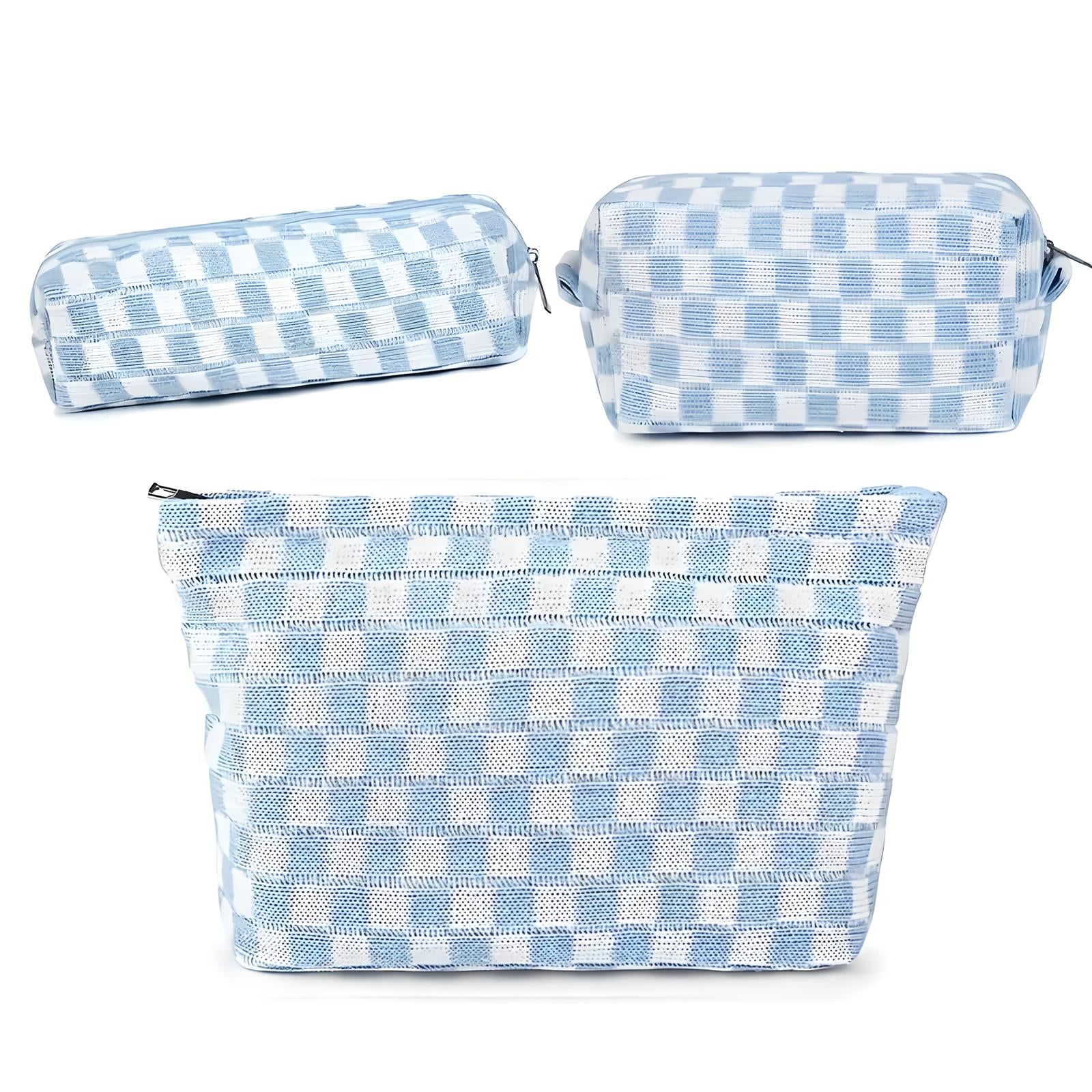 Set di tre beauty case a scacchi blu e bianchi, design elegante e pratico, ideale per viaggi e organizzazione cosmetici. Accessori moda donna.