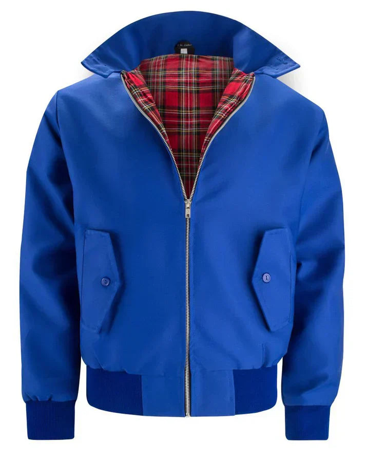 Giacca Harrington blu con fodera a quadri rossi, chiusura a zip, tasche frontali con bottoni. Stile casual, moda uomo, abbigliamento autunnale.