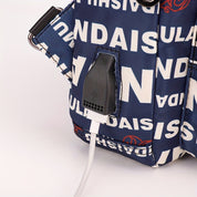 Zaino blu con stampa bianca "NDAISU", dotato di porta USB integrata per ricarica dispositivi. Accessorio moda pratico e funzionale.