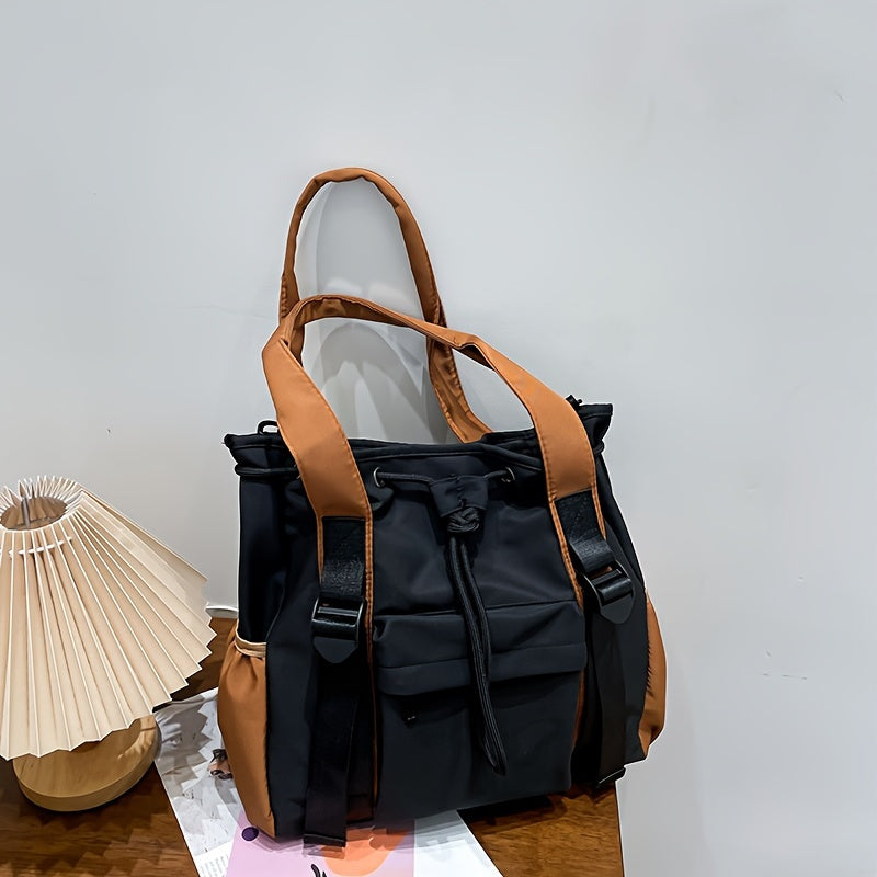 Borsa a tracolla nera e marrone su tavolo di legno, design moderno, manici robusti, ideale per lavoro e viaggio. Accessorio moda versatile.