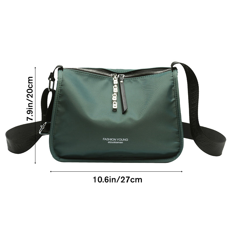Borsa a tracolla verde scuro in nylon, dimensioni 27x20 cm, con cerniera e cinturino regolabile. Accessorio moda donna elegante e pratico.