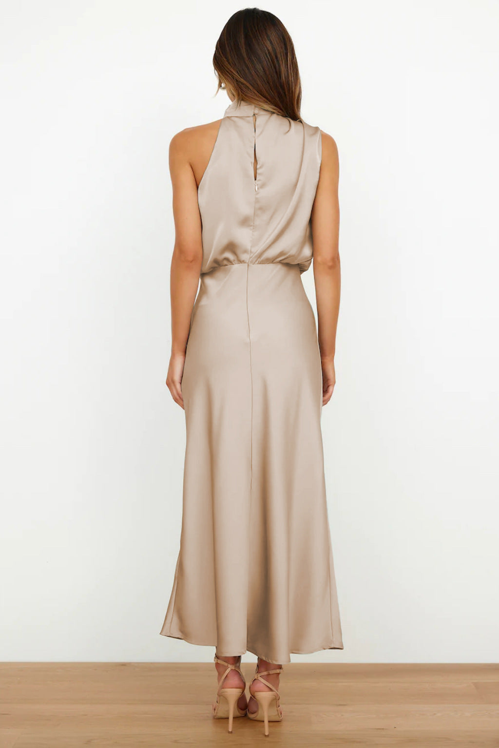 Elegante Vestito Lungo in Raso con Attraente Scollo Halter Neck