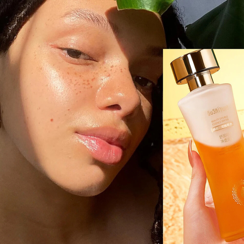 Donna con pelle luminosa accanto a flacone di siero viso dorato. Skincare, bellezza, cura della pelle, idratazione, cosmetici di lusso.