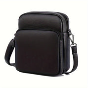 Borsa a tracolla in pelle nera da uomo, design elegante e compatto, con cerniera e tracolla regolabile. Accessorio moda maschile versatile.