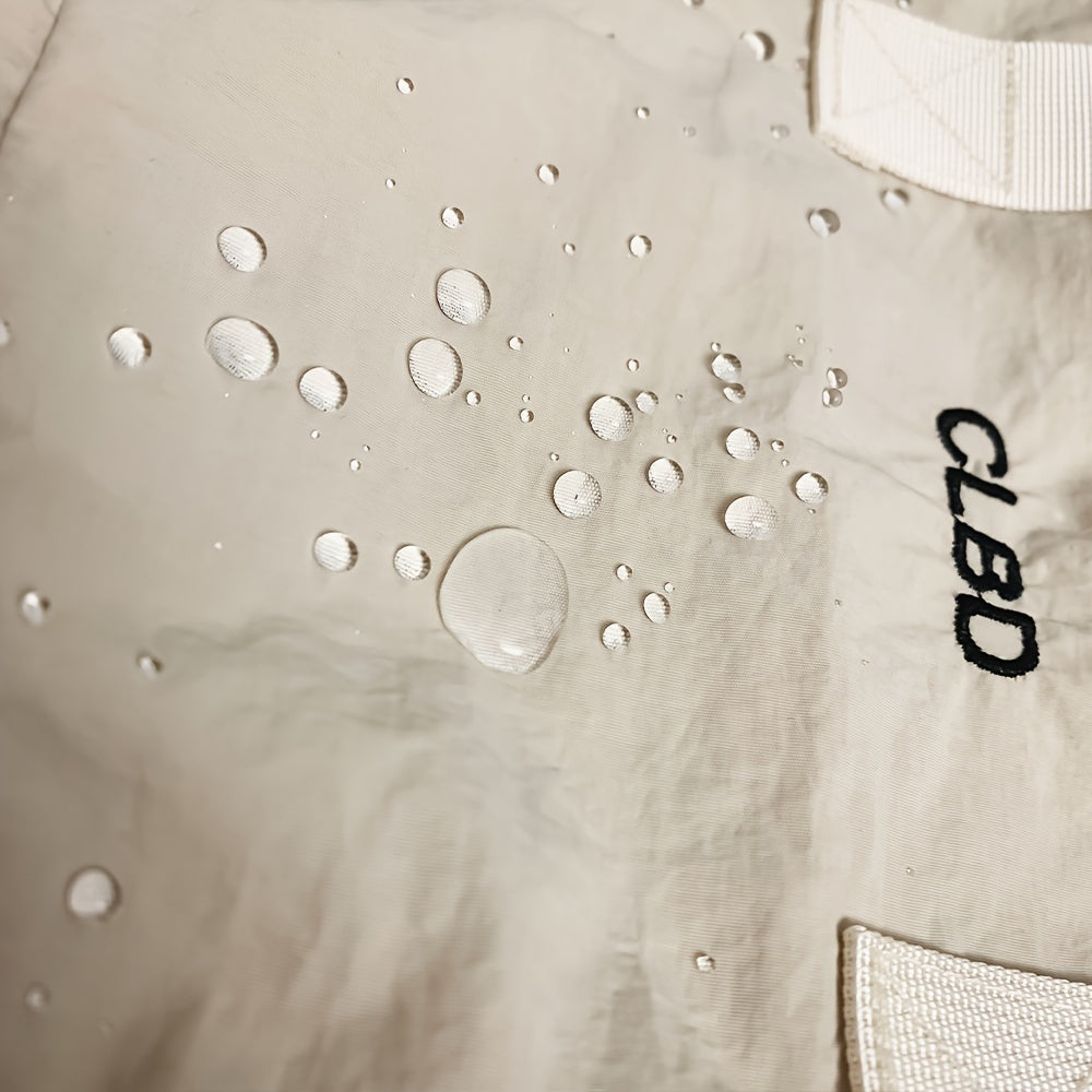 Giacca impermeabile beige con gocce d'acqua, logo CLBD ricamato. Tessuto resistente all'acqua, ideale per attività all'aperto.