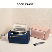 Due beauty case da viaggio, uno blu e uno rosa, con prodotti cosmetici e rasoio. Ideali per organizzare accessori da bagno.