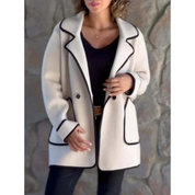 Cappotto donna elegante bianco con bordi neri, doppio petto, stile autunnale, perfetto per moda casual e formale.