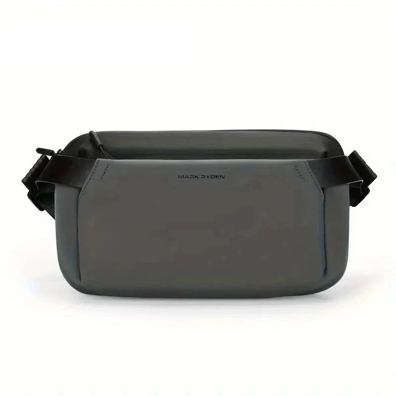 Marsupio nero in pelle, design elegante e minimalista, con cerniera superiore e marchio visibile. Accessorio moda unisex, ideale per viaggi e uso quotidiano.