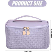 Astuccio cosmetico viola con cerniera, motivo intrecciato, dimensioni 21x13 cm, manico superiore, ideale per trucco e accessori da viaggio.