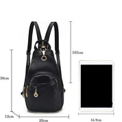 Zaino in pelle nera con tasche multiple, cerniere dorate, dimensioni 30x20x12 cm, accanto a tablet per confronto. Elegante e pratico per uso quotidiano.