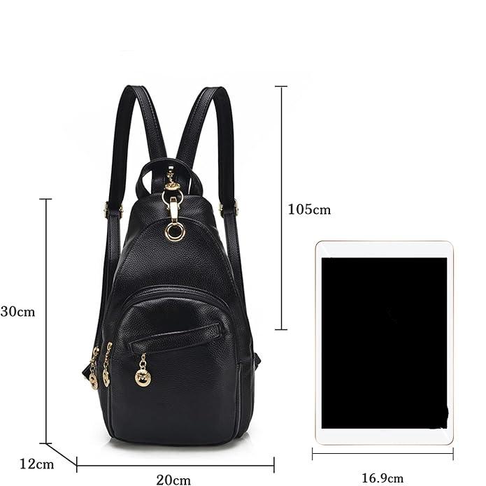 Zaino in pelle nera con tasche multiple, cerniere dorate, dimensioni 30x20x12 cm, accanto a tablet per confronto. Elegante e pratico per uso quotidiano.