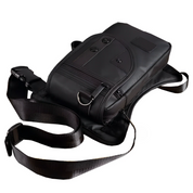 Zaino monospalla nero in pelle, design moderno, con tasche multiple e cerniere, ideale per uomo, perfetto per viaggi e uso quotidiano.
