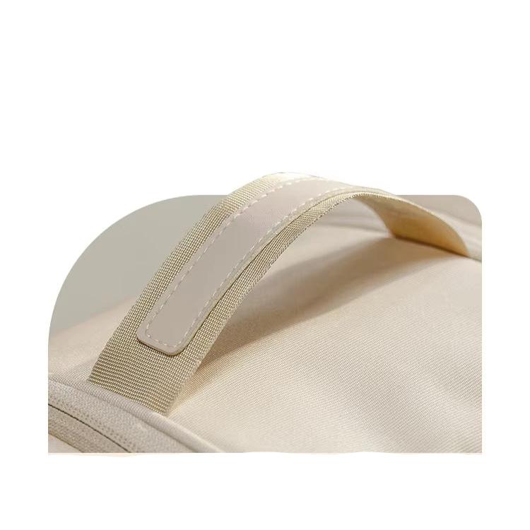 Manico di borsa beige in tessuto resistente, dettaglio cuciture. Accessorio moda, borsa a mano elegante, design minimalista.