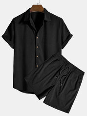 Set coordinato estivo uomo nero, camicia a maniche corte con bottoni e pantaloncini elastici. Abbigliamento casual leggero e traspirante.