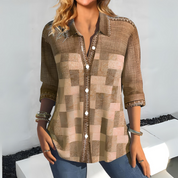 Camicia donna a quadri marrone, maniche lunghe, bottoni frontali, indossata con jeans. Stile casual elegante, moda autunnale.