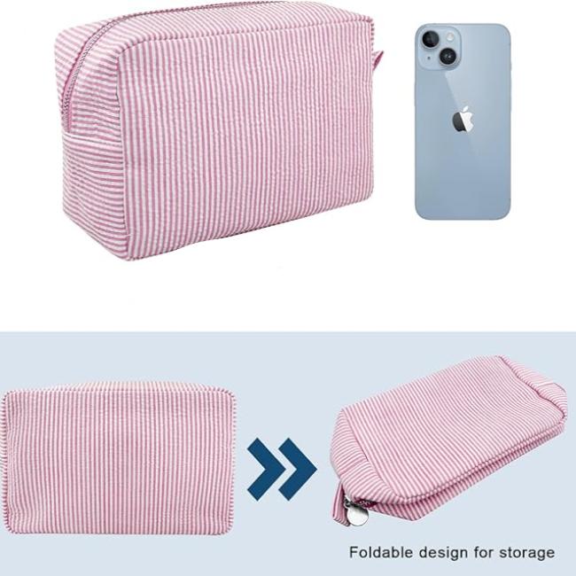 Astuccio da viaggio a righe rosa e bianche, pieghevole per risparmiare spazio, accanto a uno smartphone per confronto dimensioni.