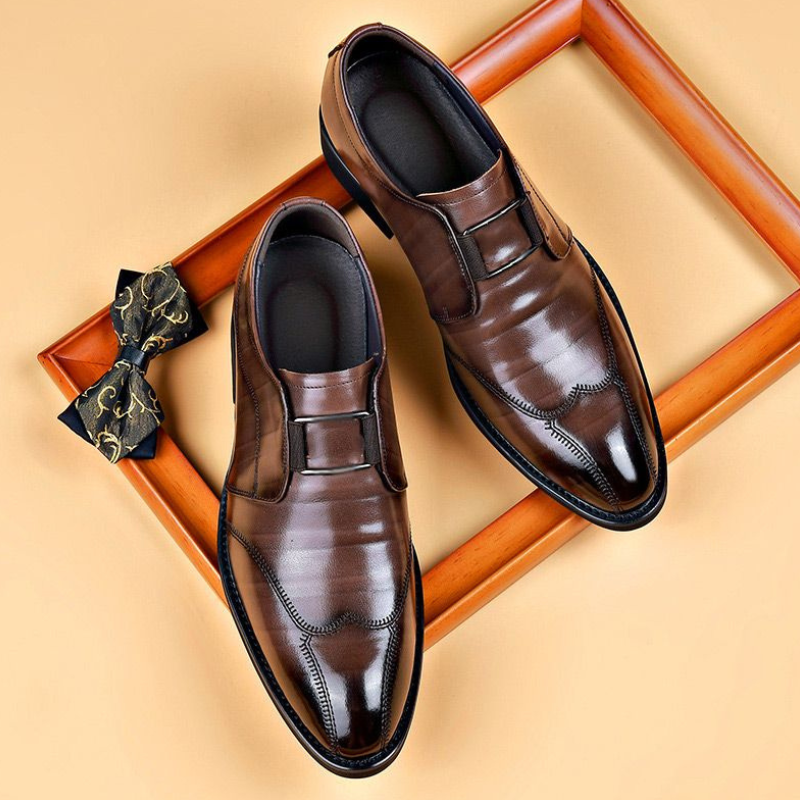 Scarpe eleganti uomo in pelle marrone, design classico con cuciture decorative, suola nera, ideali per abbigliamento formale e cerimonie.