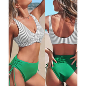 Costume da bagno donna a due pezzi, top a righe bianche e nere, slip verde con laccetti laterali, ideale per spiaggia e piscina.