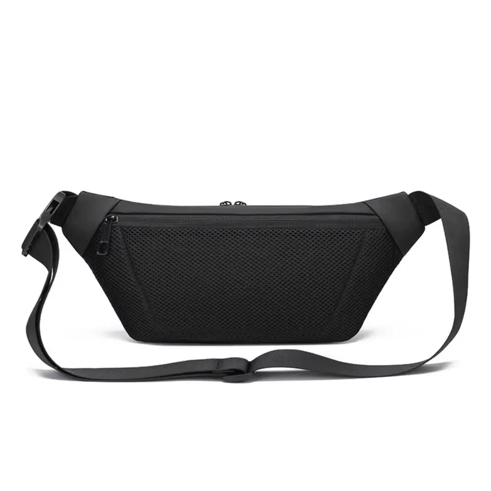 Marsupio nero unisex in tessuto resistente, con cerniera frontale e cintura regolabile. Ideale per viaggi, sport e uso quotidiano.