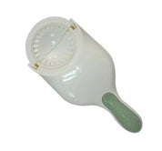 Tortellini maker bianco con manico verde, utensile da cucina per preparare pasta fatta in casa, accessorio pratico e facile da usare.