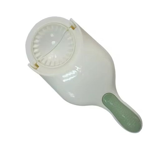 Tortellini maker bianco con manico verde, utensile da cucina per preparare pasta fatta in casa, accessorio pratico e facile da usare.