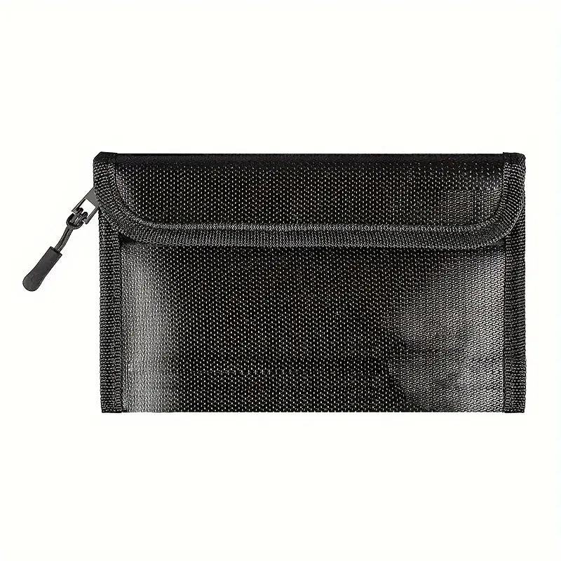 Busta portadocumenti nera in tessuto resistente con chiusura a zip, ideale per organizzare documenti e accessori da viaggio.
