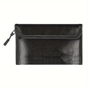 Busta portadocumenti nera in tessuto resistente con chiusura a zip, ideale per organizzare documenti e accessori da viaggio.