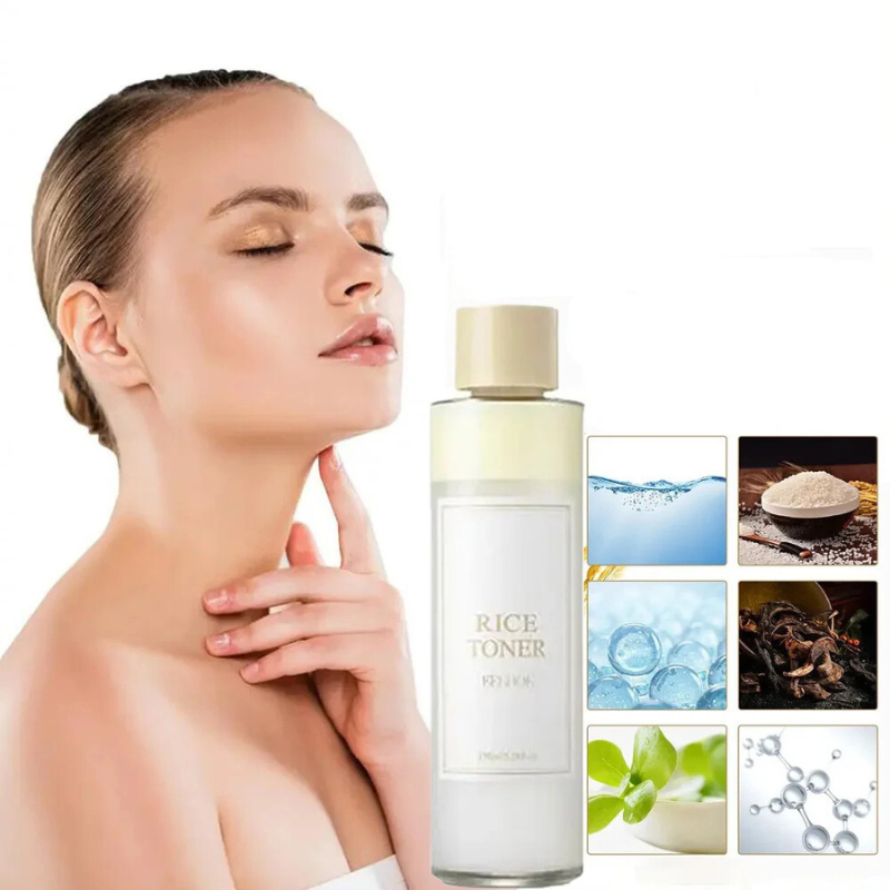 Toner al riso per il viso, bottiglia trasparente con tappo beige, ingredienti naturali illustrati: acqua, riso, estratti vegetali, molecole idratanti.