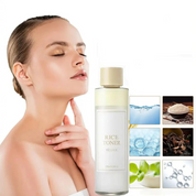 Toner al riso per il viso, bottiglia trasparente con tappo beige, ingredienti naturali illustrati: acqua, riso, estratti vegetali, molecole idratanti.