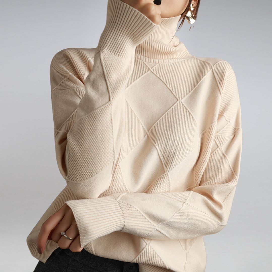 Maglione donna beige a collo alto, motivo geometrico, maniche lunghe, tessuto morbido, moda autunno inverno, abbigliamento casual elegante.
