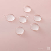 Gocce d'acqua su tessuto impermeabile rosa, texture a rete visibile. Ideale per abbigliamento outdoor, resistente all'acqua.