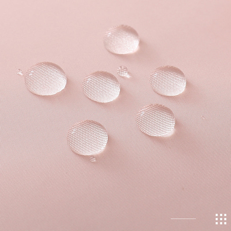 Gocce d'acqua su tessuto impermeabile rosa, texture a rete visibile. Ideale per abbigliamento outdoor, resistente all'acqua.