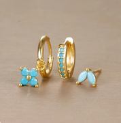 Orecchini in oro con pietre turchesi, design floreale e cerchi, eleganti e moderni, gioielli di lusso per donna, accessori moda.