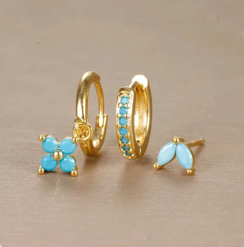 Orecchini in oro con pietre turchesi, design floreale e cerchi, eleganti e moderni, gioielli di lusso per donna, accessori moda.