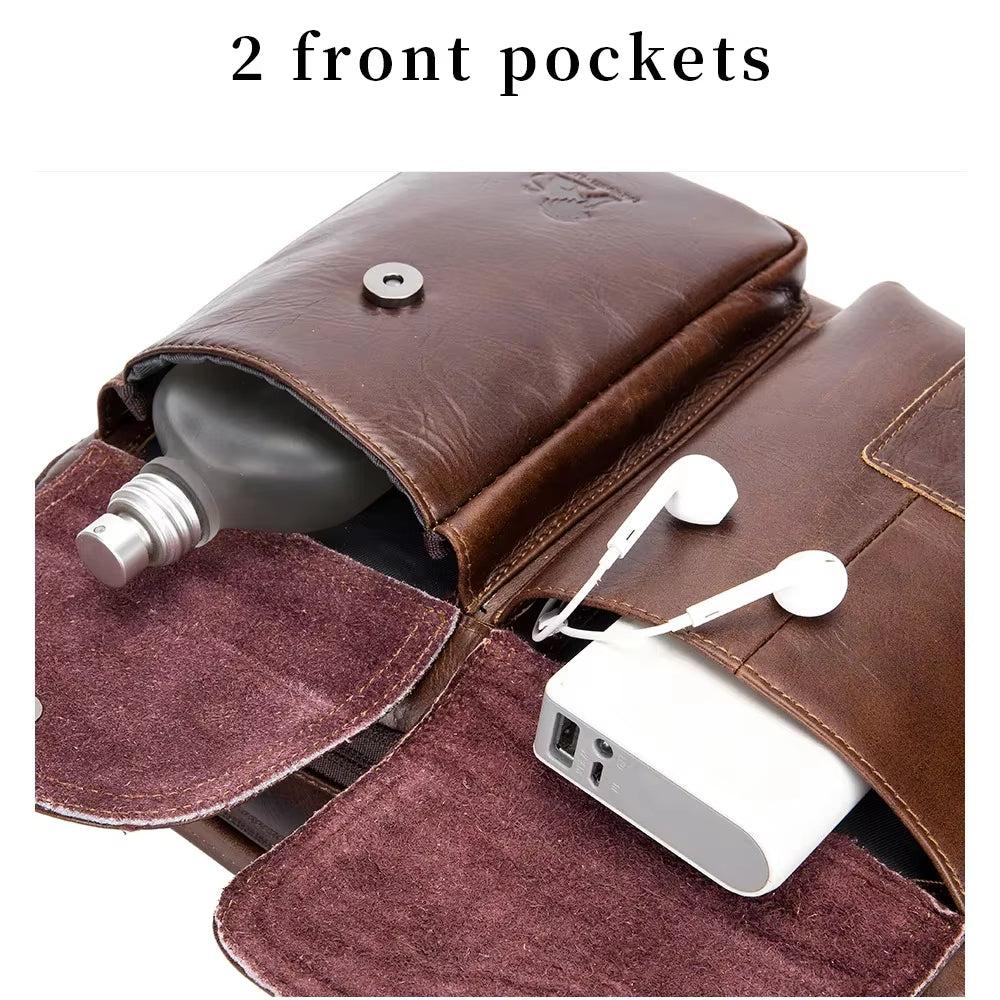 Borsa in pelle marrone con due tasche frontali, contenente una borraccia, power bank e auricolari. Design elegante e funzionale per accessori quotidiani.