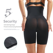 Donna indossa shapewear nero a vita alta, design esteso per gambe, previene trasparenze imbarazzanti. Intimo modellante, comfort e sicurezza.