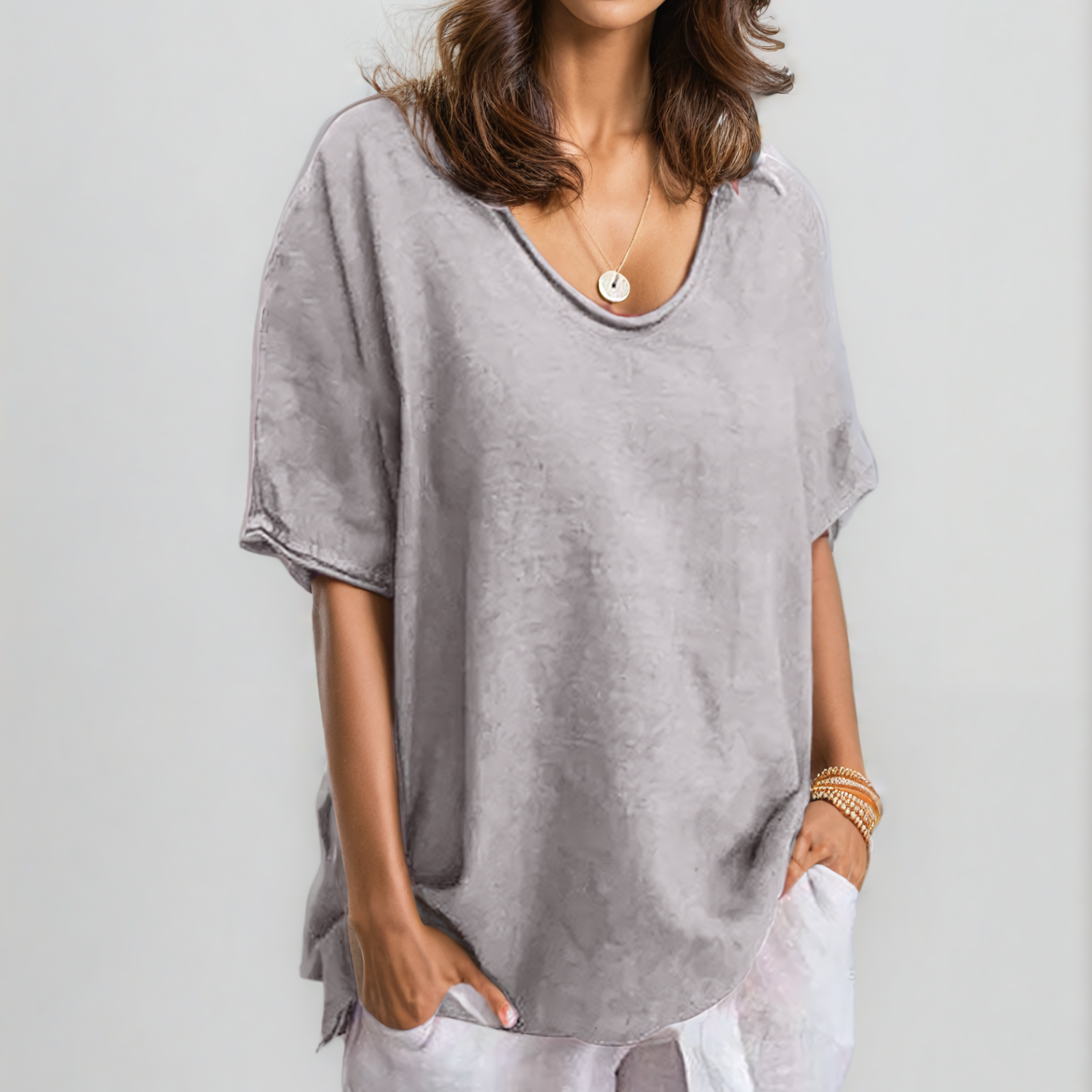 Maglietta donna grigia oversize, maniche corte, scollo rotondo, tessuto morbido. Ideale per look casual e moda estiva. Accessori non inclusi.