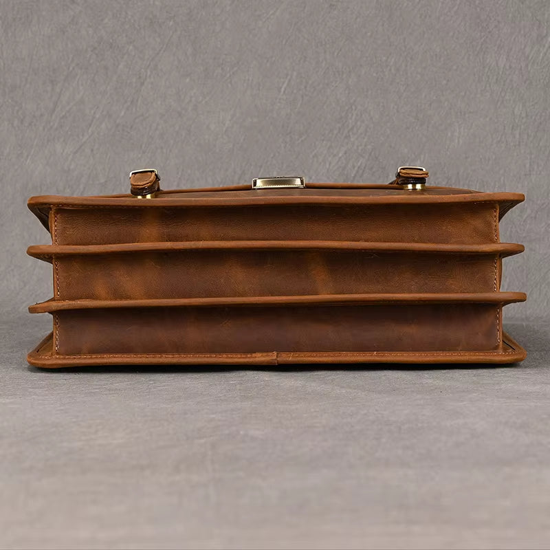 Borsa vintage in pelle marrone con design a fisarmonica, chiusura in metallo dorato, ideale per moda retrò e accessori eleganti.