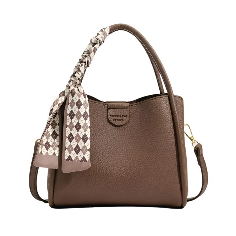 Borsa a mano in pelle marrone con manico intrecciato e foulard a quadri, elegante e alla moda, perfetta per ogni occasione. Accessorio donna di tendenza.