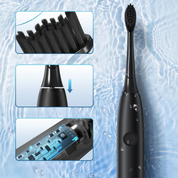 Spazzolino elettrico nero su sfondo acqua, setole morbide, design ergonomico, tecnologia avanzata, impermeabile, ideale per igiene orale quotidiana.