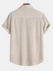 Camicia beige a righe verticali, maniche corte, colletto classico, tessuto leggero, stile casual, perfetta per l'estate.