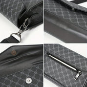 Borsa a tracolla in pelle nera con motivo geometrico grigio, chiusura magnetica, tasca con zip e gancio metallico. Elegante e moderna.