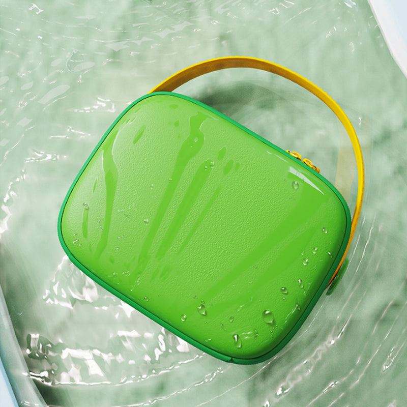 Borsa impermeabile verde con manico giallo, design moderno, galleggiante su acqua. Accessorio moda estivo, ideale per spiaggia e piscina.