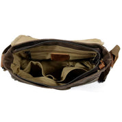Borsa a tracolla in tela marrone aperta, con scomparti interni multipli e cerniera, ideale per uomo, stile casual e resistente.