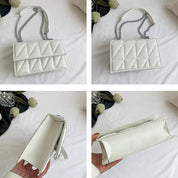 Borsa a tracolla bianca in pelle trapuntata con catena argentata, design elegante e moderno, perfetta per moda femminile e accessori di lusso.
