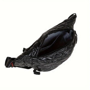Marsupio nero trapuntato in pelle sintetica con cerniera aperta, design elegante e moderno, ideale per moda urbana e viaggi.