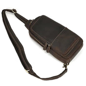 Borsa a tracolla in pelle marrone scuro, design compatto con cerniere multiple, ideale per uomo, stile casual ed elegante, accessorio moda versatile.